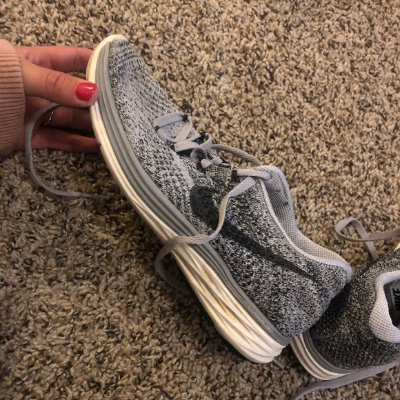 Women’s nike shoes - Picture 2 of 2